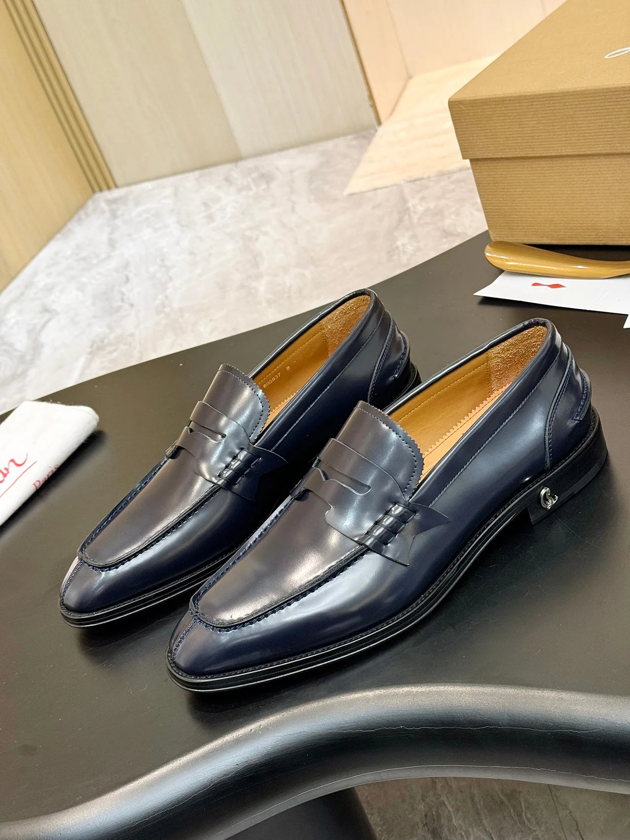 [CL red sole shoes] Top P: 1020💰 Size 39-44 (⚠️38.45.46.47 custom-made, non-returnable and non-exchangeable) 🆑High-end men's business formal leather shoes, original authentic top quality goods ••✅💯 Top original order purchasing agent! Original imported patterned cowhide ➕Imported cowhide lining ➕Cowhide feet ➕Original leather outsole~🉑️Feel free to compare the authentic ones!
